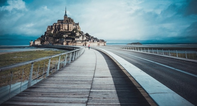 En route vers le mont-saint-michel en camping-car_Passerelle