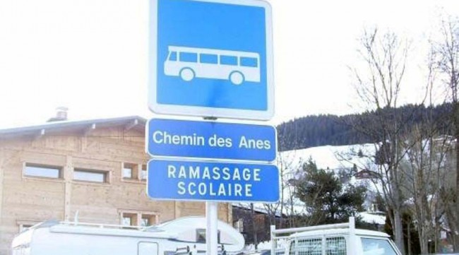 panneau indication insolite zone scolaire