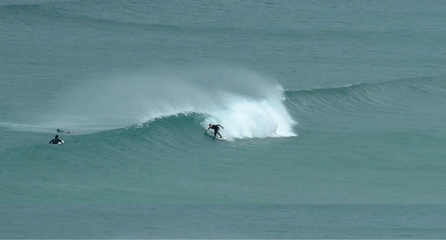 Camping-car en bois avec planche de surf - Bajo