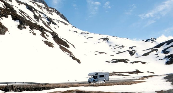 Camping-car à la neige