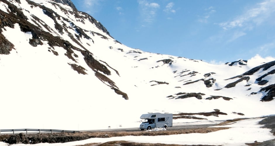 Camping-car à la neige