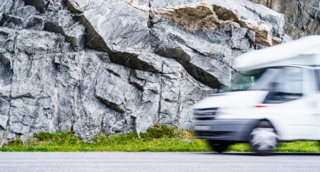 Store latéral du camping-car : conseils d'achat, réglementation et autres  infos – Le Monde du Camping-Car