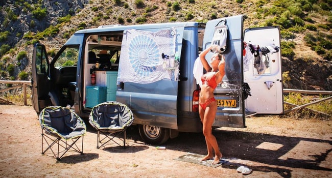 Supporter les fortes chaleurs en camping-car_douche