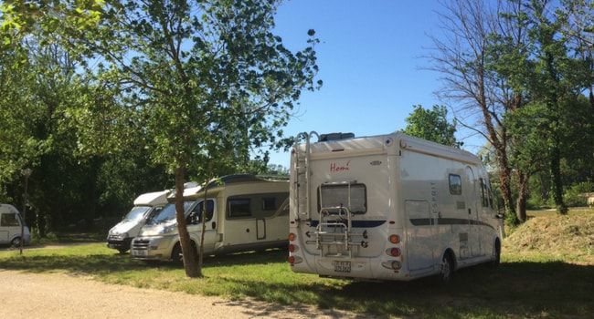 Supporter les fortes chaleurs en camping-car_stationner à l'ombre