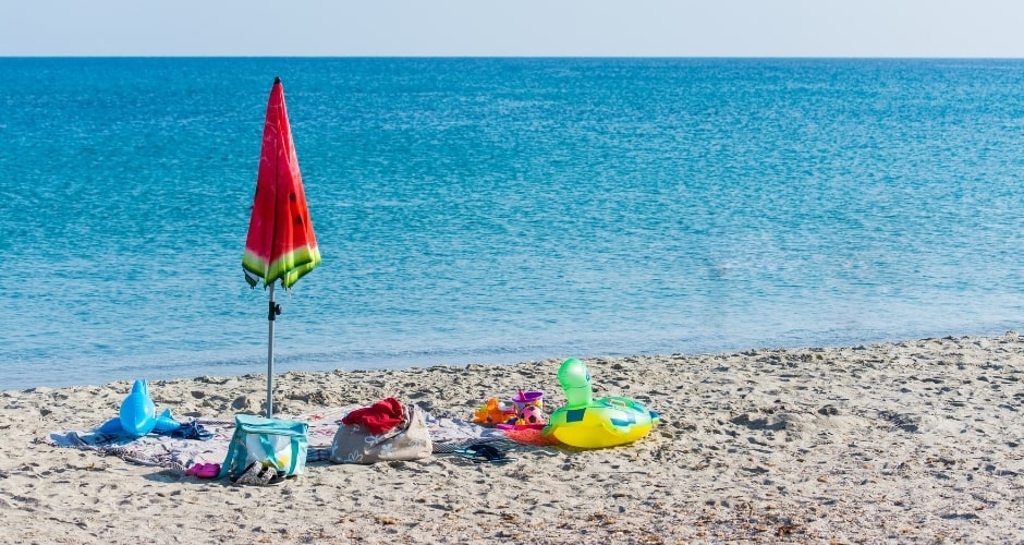 9 accessoires indispensables pour bien profiter de la plage cet été