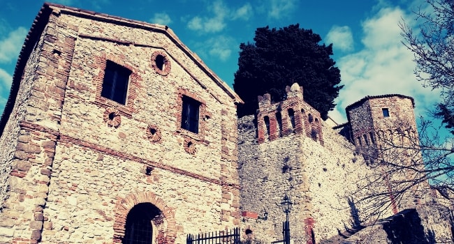 La route des châteaux hantés en camping-car_Le château de Montebello