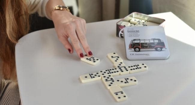 activites-d-interieur-a-faire-avec-des-enfants-en-camping-car-jeu-de-dominos-volkswagen