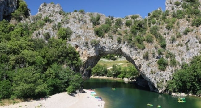 partir-en-aout-en-france_pont-d-arc-vallon-pont-d-arc