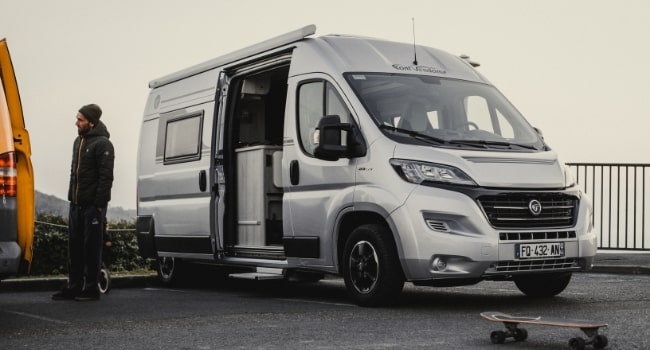 Fourgon ou van aménagé : 6 clés pour choisir entre ces deux camping-cars  vedettes