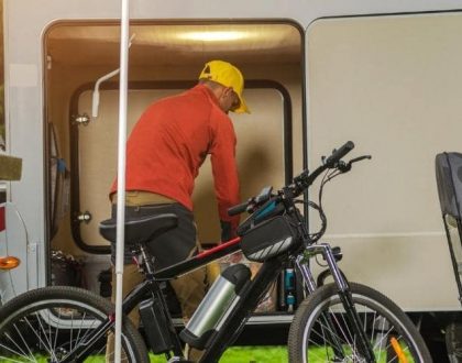 Comment fixer un vélo dans la soute d'un camping-car ?