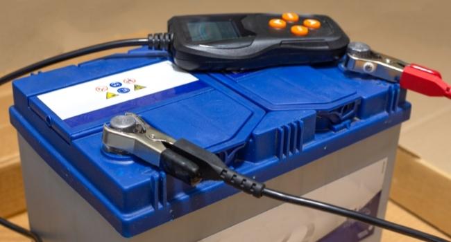 tester-la-batterie-cellule-d-un-camping-car-solutions-testeur