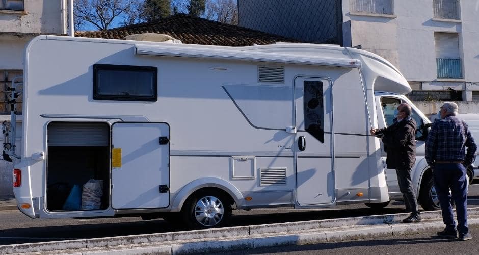 https://www.wikicampers.fr/blog/wp-content/uploads/2022/02/comment-baisser-le-store-d-un-camping-car.jpg