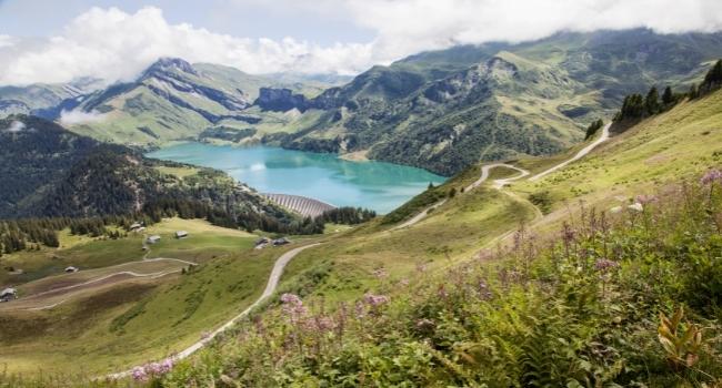 les-plus-belles-routes-a-faire-en-camping-car-en-france-route-des grandes-alpes-lac-du-barrage-de-roselend