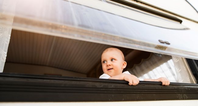 voyager_en_camping_car_famille-bébé