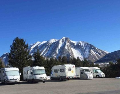 Ski Low Cost en camping-car : plus de 40 stations avec parking gratuit !