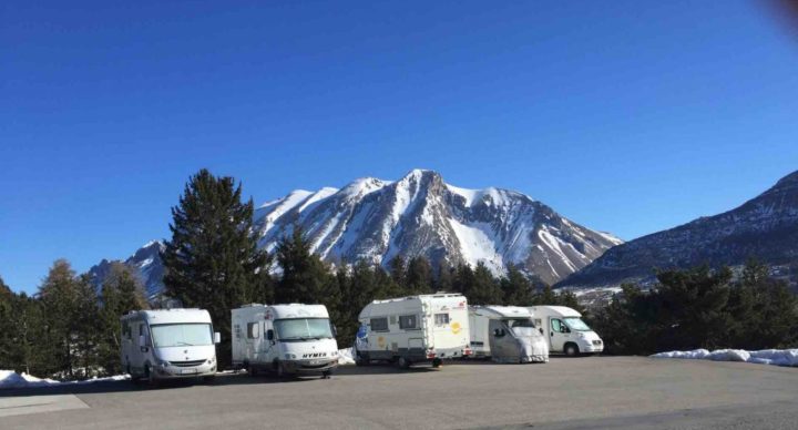 Ski Low Cost en camping-car : plus de 40 stations avec parking gratuit !