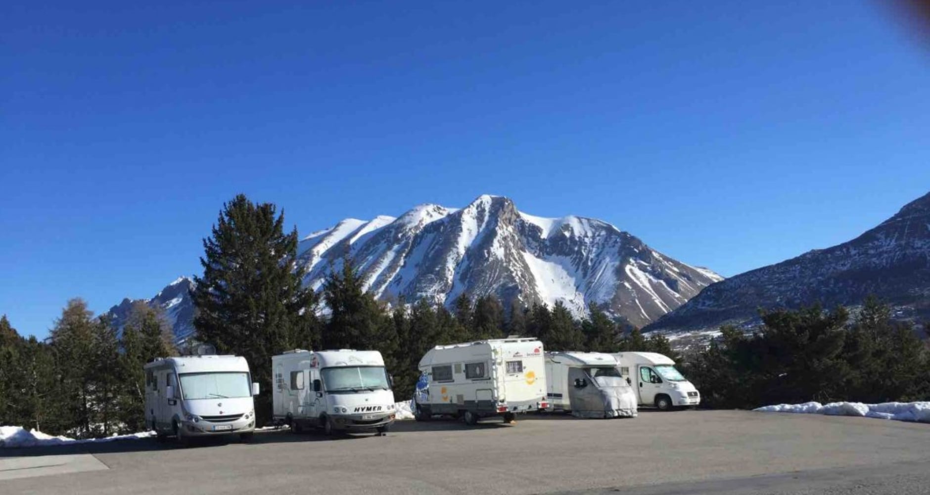Ski Low Cost en camping-car : plus de 40 stations avec parking gratuit !