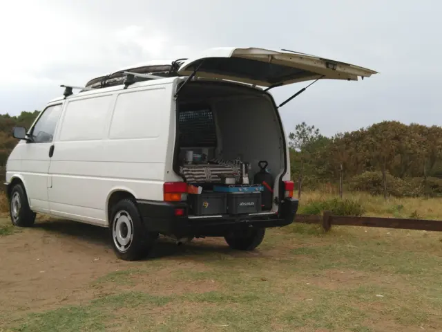 Van Transporteur T4 – Genouillé