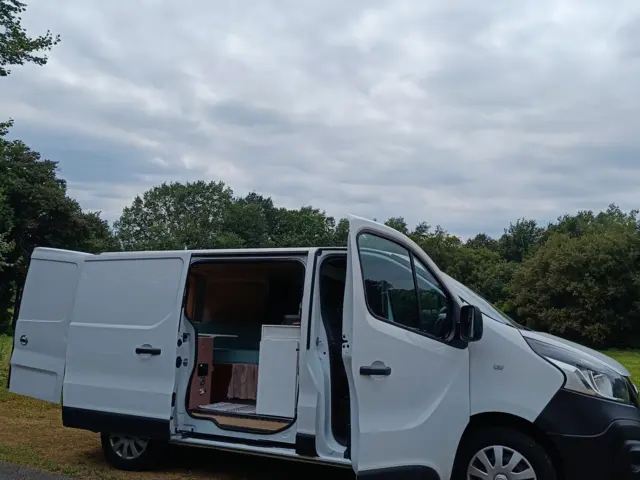 Van Autre Nv 300 – Riupeyrous