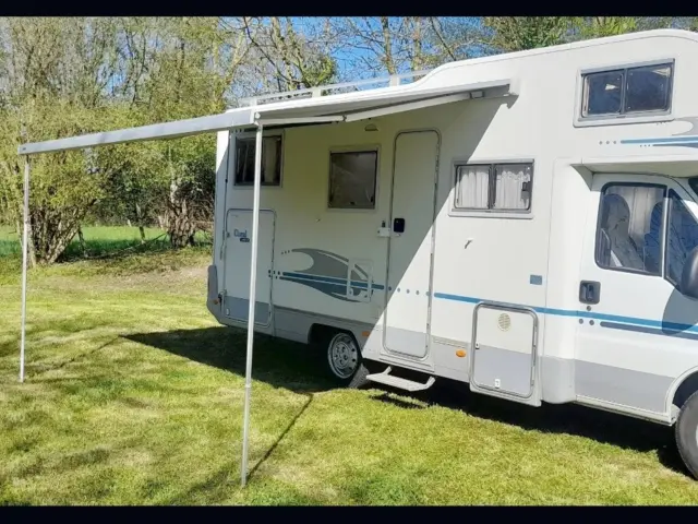 Capucine Adria 650 Sp – Souligné-Flacé