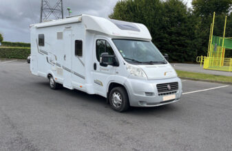 BAVARIA ARTIC T 74 LC (LIT PAVILLON)