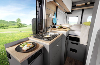 Ford LMC CARAVAN INNOVAN 590 image